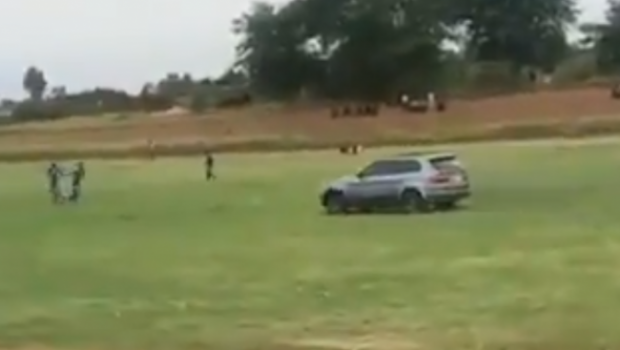 
	SCENE SOCANTE petrecute la un meci de fotbal! Un suporter a intrat cu masina pe teren si a vrut sa ii calce pe jucatori! Meciul a fost oprit si toata lumea a intrat in panica! VIDEO
