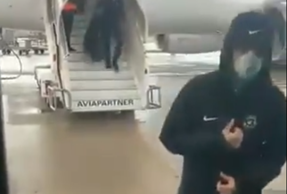 TREMURA din cauza coronavirusului! Mai aveau putin si isi puneau masti de GAZE! Cum au aparut romanii de la Ludogoret pe aeroportul din Milano de frica epidemiei ucigase! VIDEO_1
