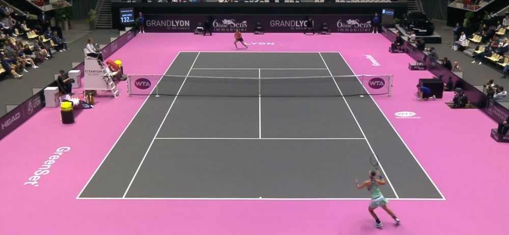 O romanca a invins numarul 4 WTA in primul tur la Lyon | Organizatorii au fost criticati pentru culoarea suprafetei de joc: "Retina mea e afectata pe viata!" _2