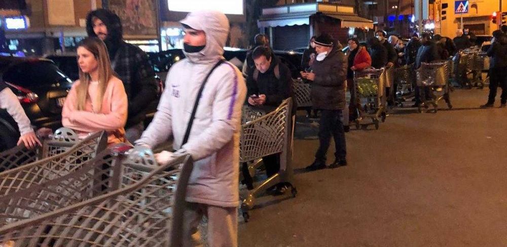 FOTO | Trei jucatori de la Napoli au stat la coada la supermarket, pentru a-si face cumparaturile la miezul noptii_2