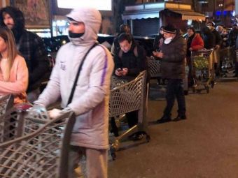 
	FOTO | Trei jucatori de la Napoli au stat la coada la supermarket, pentru a-si face cumparaturile la miezul noptii
