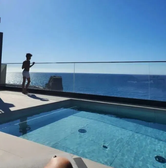 Autoizolare in LUX! Cum petrece Cristiano Ronaldo perioada de carantina: piscina pe acoperis si vedere superba la ocean_1