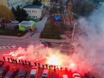 
	Galeria echipei FC &quot;U&quot; Craiova, mesaj de sustinere pentru medici! Suporterii au aprins torte si au afisat bannere in fata spitalului
