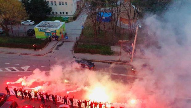 
	Galeria echipei FC &quot;U&quot; Craiova, mesaj de sustinere pentru medici! Suporterii au aprins torte si au afisat bannere in fata spitalului
