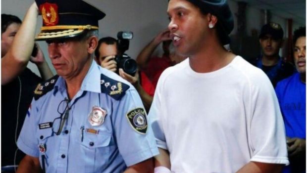 
	Judecatorii din Paraguay i-au refuzat lui Ronaldinho eliberarea pe cautiune. El ramane dupa gratii, desi oferise 1.5 milioane de euro
