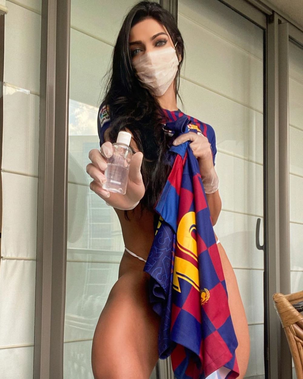 VINDE TOT! Miss BumBum scoate la licitatie colectia de tricouri cu Messi pentru a cumpara masti si dezinfectant! Campania modelului impotriva COVID-19_1