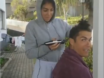 
	A pus-o pe Georgina sa-l TUNDA! :)) Surpriza totala: ce reactie a avut Ronaldo cand a vazut ca e filmat
