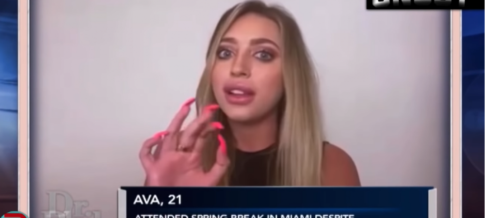 Clipul care face inconjurul planetei a infuriat milioane de oameni! A lins o toaleta de avion ca sa se infecteze cu coronavirus! E scandalos ce a putut sa spuna pe urma. VIDEO