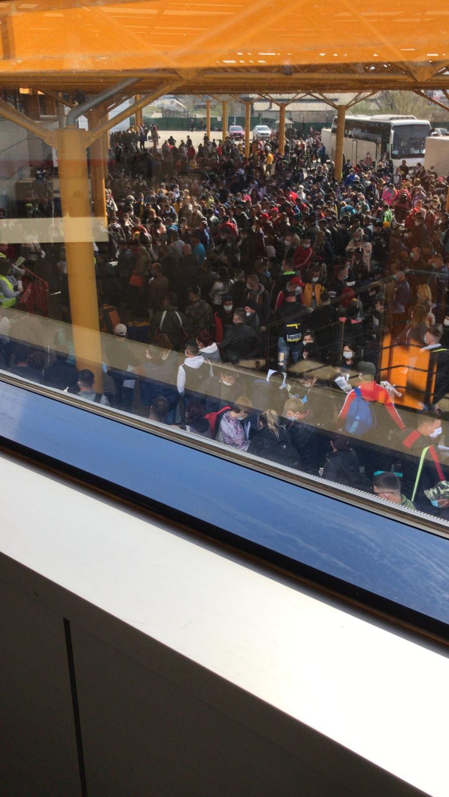 Imagini IREALE surprinse pe aeroportul din Cluj! 2000 de oameni intr-o inghesuiala TERIBILA! Se pleaca in MASA la munca in Germania_2