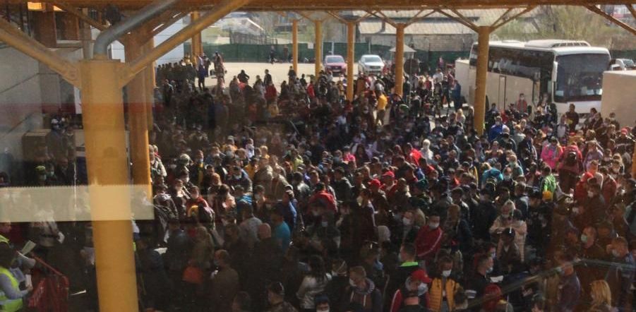 Imagini IREALE surprinse pe aeroportul din Cluj! 2000 de oameni intr-o inghesuiala TERIBILA! Se pleaca in MASA la munca in Germania_1
