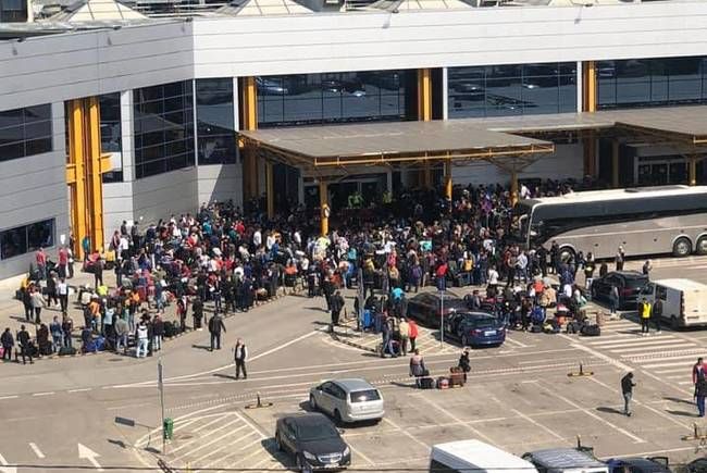 Imagini IREALE surprinse azi pe aeroportul din Cluj, la o zi dupa ce 2000 de oameni s-au imbulzit intr-un haos general! Ce s-a intamplat acum cateva minute_2