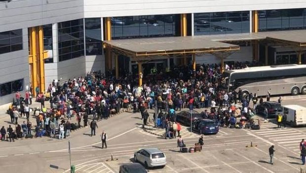 
	Imagini IREALE surprinse azi pe aeroportul din Cluj, la o zi dupa ce 2000 de oameni s-au imbulzit intr-un haos general! Ce s-a intamplat acum cateva minute
