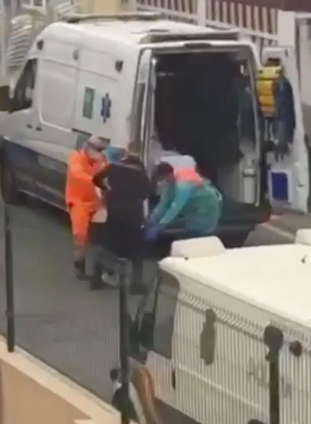 VIDEO | S-a urcat pe masina de politie dezbracata! Protestul unei femei dupa ce a fost acuzata de neglijarea restrictiilor pentru Covid-19_1
