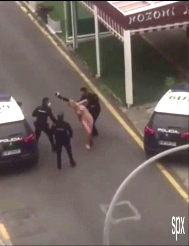 VIDEO | S-a urcat pe masina de politie dezbracata! Protestul unei femei dupa ce a fost acuzata de neglijarea restrictiilor pentru Covid-19_2