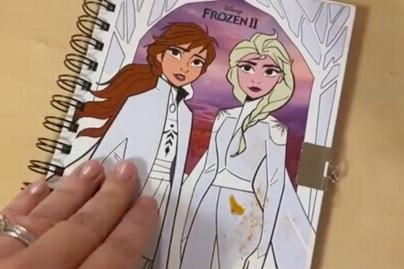 O mama i-a cumparat fiicei o carte cu Frozen, dar a ramas socata cand a vazut ce era in ea! Cei de la magazin si-au cerut IMEDIAT scuze_2
