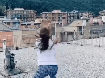 
	VIDEOCLIPUL ZILEI vine din Italia: doua fete au jucat tenis de pe acoperisurile blocurilor&nbsp;
