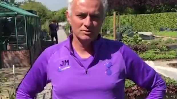 
	Jose Mourinho va livra alimente pentru persoanele izolate din cauza Covid-19! VIDEO cu managerul lui Tottenham direct din gradina! Ce spune despre gestul sau
