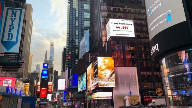 
	&quot;Ceasul mortii al lui Trump&quot; | Imagini INCREDIBILE cu celebrul Times Square din New York! Ce este afisat
