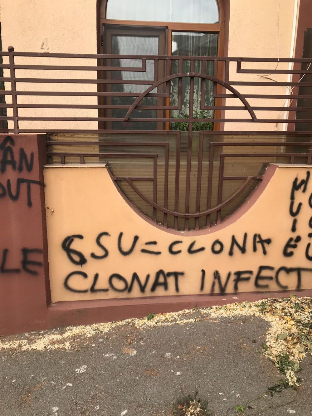 Ultrasii "U" Craiova au vandalizat casa lui Sorin Cartu! Jigniri grosolane la adresa presedintelui Universitatii_2