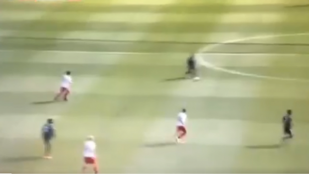 
	Gol DE SENZATIE in Bundesliga! Un fotbalist de la Mainz a luat mingea de la mijlocul terenului si a DRIBLAT TOT | VIDEO
