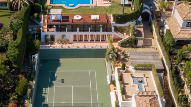 
	Novak Djokovic s-a autoizolat (si antrenat) in paradis | Cum arata locuinta sa de milioane de euro din Spania: spoiler, are teren de tenis, sala de forta si cinema
