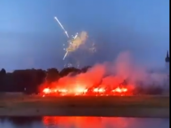 
	&quot;Impreuna impotriva tuturor!&quot; SPECTACOL cu foc de artificii in fata hotelului! Cum a fost intampinata de suporteri o echipa din Germania | VIDEO
