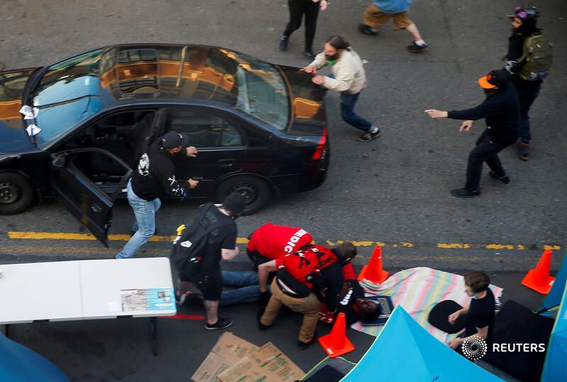 Scene apocaliptice in SUA! Un barbat a intrat cu masina in protestatarii din Seattle, apoi a impuscat un barbat care incerca sa il opreasca_1