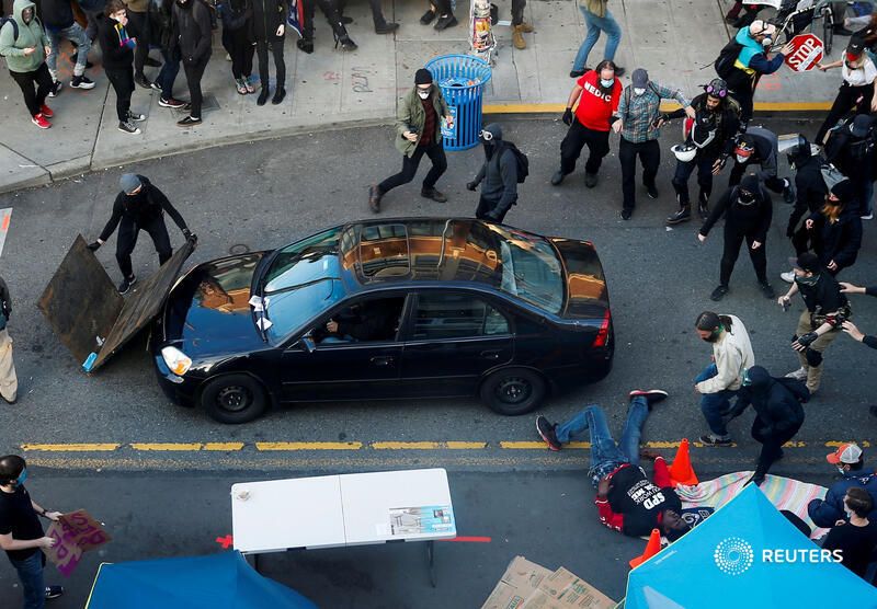 Scene apocaliptice in SUA! Un barbat a intrat cu masina in protestatarii din Seattle, apoi a impuscat un barbat care incerca sa il opreasca_2
