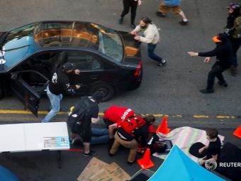 
	Scene apocaliptice in SUA! Un barbat a intrat cu masina in protestatarii din Seattle, apoi a impuscat un barbat care incerca sa il opreasca
