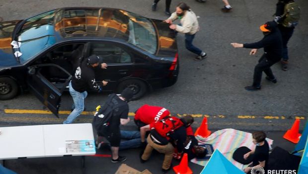 
	Scene apocaliptice in SUA! Un barbat a intrat cu masina in protestatarii din Seattle, apoi a impuscat un barbat care incerca sa il opreasca

