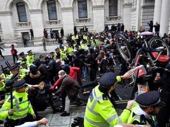 
	Londra si Marea Britanie se pregatesc de razboi! Huliganii din fotbal vor sa ii pedepseasca pe activistii Black Lives Matter
