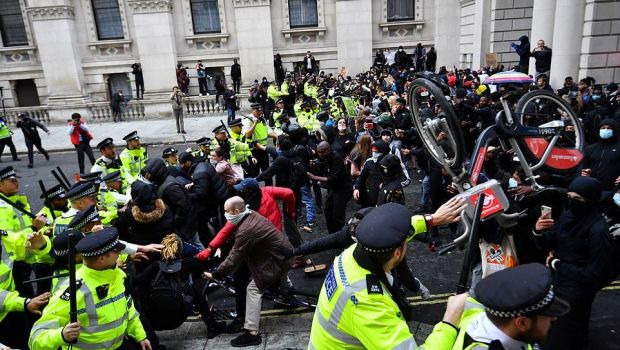 
	Londra si Marea Britanie se pregatesc de razboi! Huliganii din fotbal vor sa ii pedepseasca pe activistii Black Lives Matter
