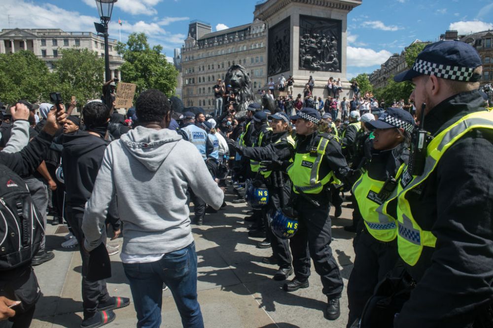 Scene SANGEROASE in protestele de la Londra! Politia face fata cu greu! Continua luptele intre huligani si protestatari_1