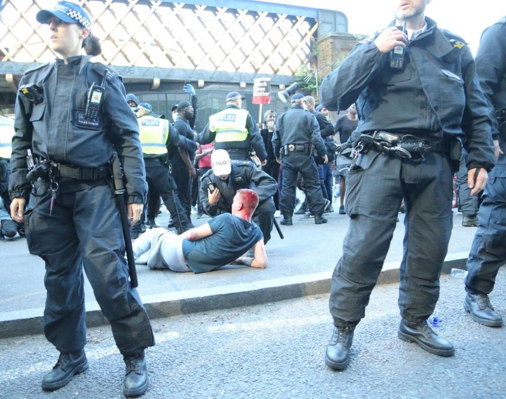 Scene SANGEROASE in protestele de la Londra! Politia face fata cu greu! Continua luptele intre huligani si protestatari_2