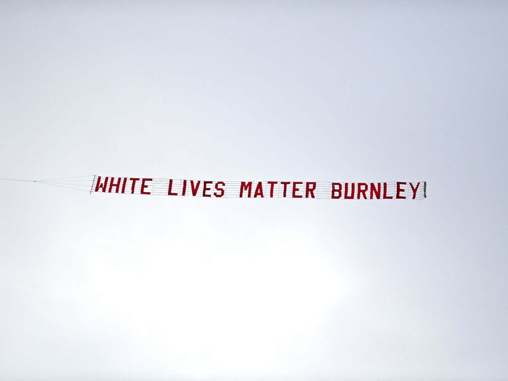 Fanii lui Burnley au zburat deasupra stadionului lui Manchester City! Ce scria pe bannerul tras de avionul lor a infuriat pe toata lumea_3
