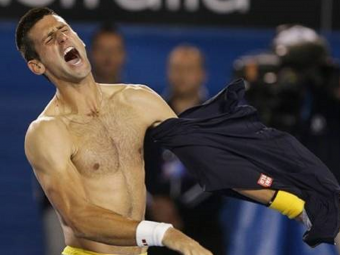 
	Petrecere fara limite inainte sa ia Covid! Djokovic, party dezlantuit! S-a dezbracat si a facut show pe ring! VIDEO
