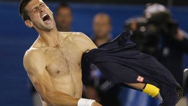 
	Petrecere fara limite inainte sa ia Covid! Djokovic, party dezlantuit! S-a dezbracat si a facut show pe ring! VIDEO
