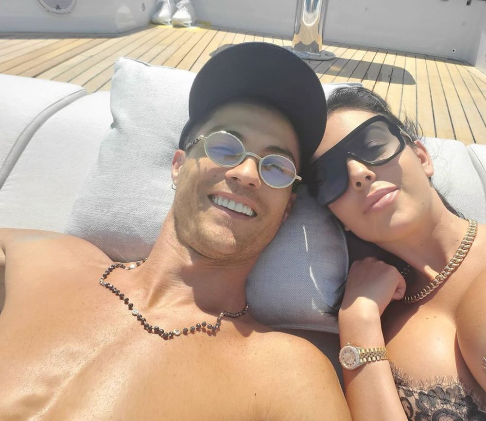 Cristiano Ronaldo si-a scos iubita la o plimbare cu iahtul de MILIOANE. Georgina i-a raspuns cu un mesaj de amor SUCULENT_2