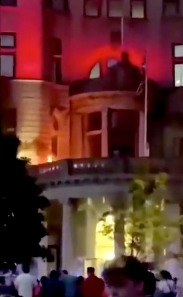 Au dat foc unei cladiri simbol din Liverpool si au creat haos total in oras! Imagini apocaliptice surprinse in toiul noptii dupa ce fanii nebuni au iesit cu miile din case_1