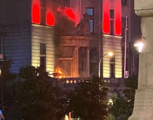 Au dat foc unei cladiri simbol din Liverpool si au creat haos total in oras! Imagini apocaliptice surprinse in toiul noptii dupa ce fanii nebuni au iesit cu miile din case_2