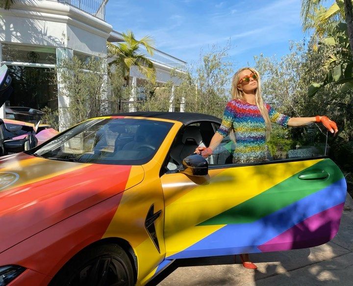 Inca o AROGANTA marca Paris Hilton! MOSTENITOAREA s-a pozat sexy, pe o masina decapotabila, in culorile CURCUBEULUI_1