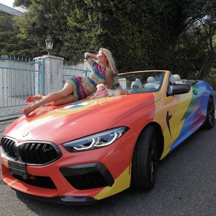 Inca o AROGANTA marca Paris Hilton! MOSTENITOAREA s-a pozat sexy, pe o masina decapotabila, in culorile CURCUBEULUI_2
