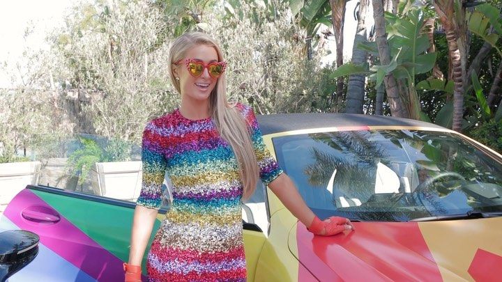 Inca o AROGANTA marca Paris Hilton! MOSTENITOAREA s-a pozat sexy, pe o masina decapotabila, in culorile CURCUBEULUI_3