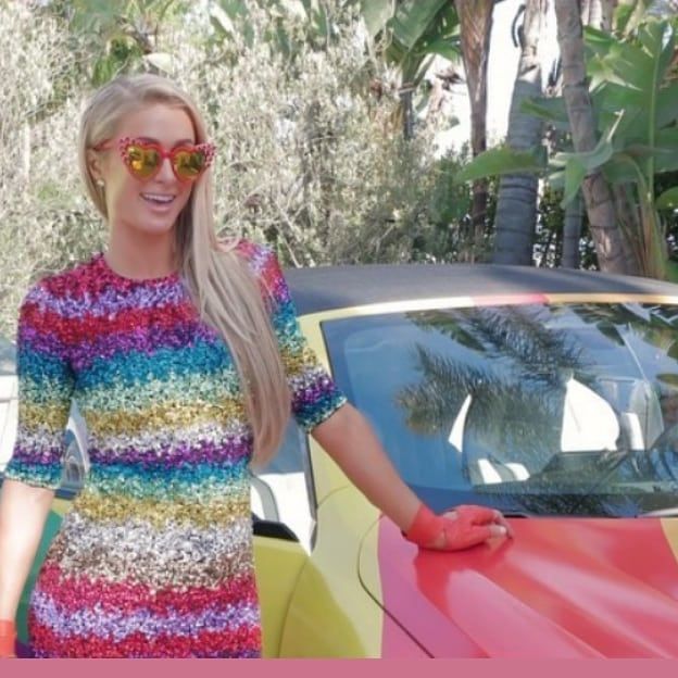 Inca o AROGANTA marca Paris Hilton! MOSTENITOAREA s-a pozat sexy, pe o masina decapotabila, in culorile CURCUBEULUI_4