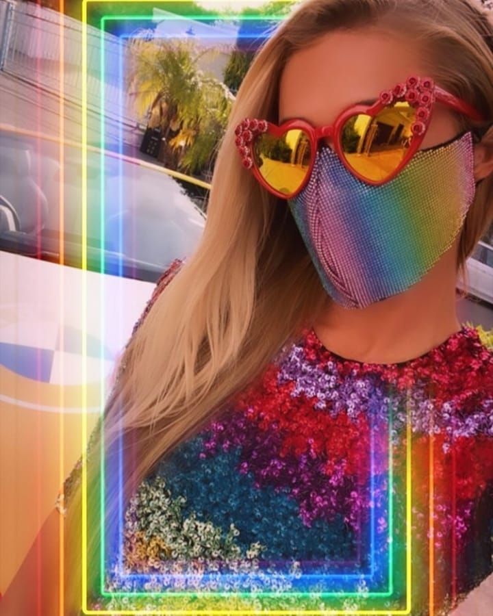 Inca o AROGANTA marca Paris Hilton! MOSTENITOAREA s-a pozat sexy, pe o masina decapotabila, in culorile CURCUBEULUI_5