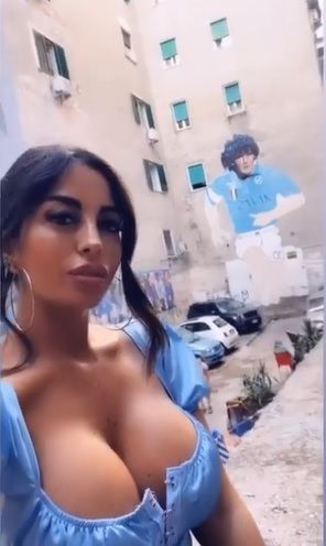 Ce bine e sa fii Maradona la Napoli! ZEITA sexy care se inchina in fata argentinianului: "El e Dumnezeu!"_2