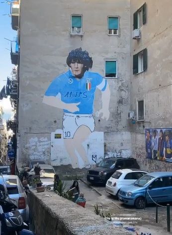 Ce bine e sa fii Maradona la Napoli! ZEITA sexy care se inchina in fata argentinianului: "El e Dumnezeu!"_3