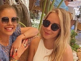 
	Ca intre fete! Mostenitoarea imperiului Swarowski cutreiera Ibiza impreuna cu sotia parasita de portarul Manuel Neuer
