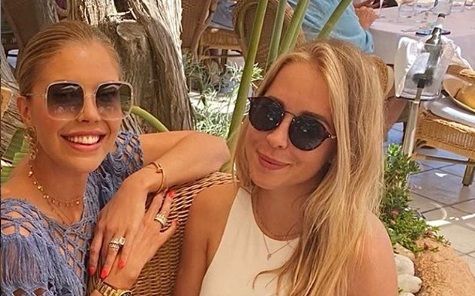 
	Ca intre fete! Mostenitoarea imperiului Swarowski cutreiera Ibiza impreuna cu sotia parasita de portarul Manuel Neuer
