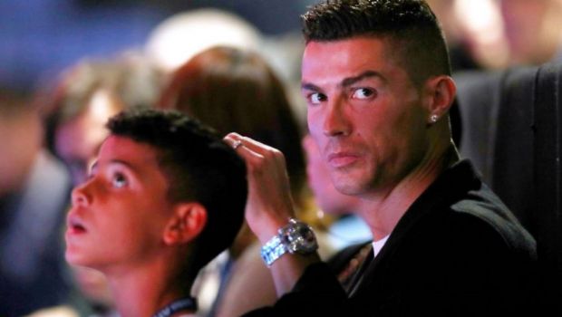 
	Probleme mari pentru Ronaldo! Politia a intrat pe fir: fiul sau de 10 ani, singur pe ski jet in larg! Imaginile au fost facute publice
